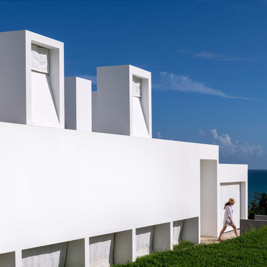 The white concrete walls of Casa Flores by Fuster + Architects