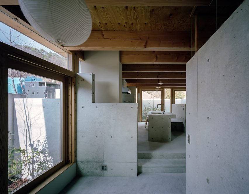 Concrete interiors of a Japanese house by Fujiwaramuro Architects 