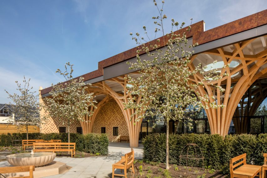 Pillars at Cambridge Central Mosque by Marks Barfield Architects