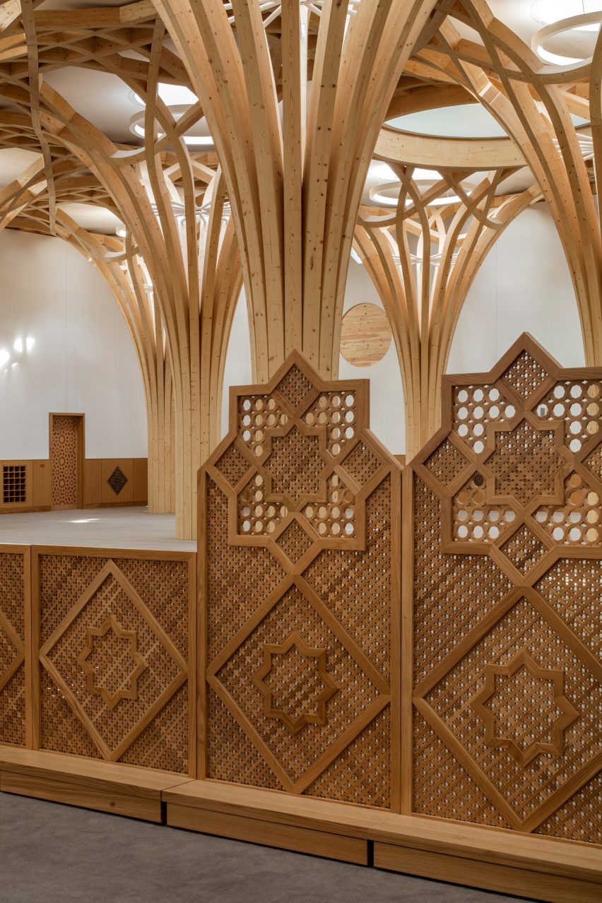 Mashrabiya screen at Cambridge Central Mosque by Marks Barfield Architects