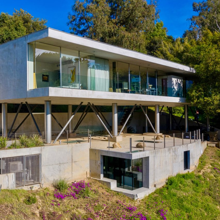 Heusch adds underground concrete office to Beverly Hills house