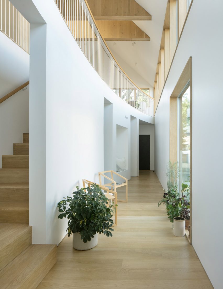 Staircase in Ardmore House by Kwong Von Glinow