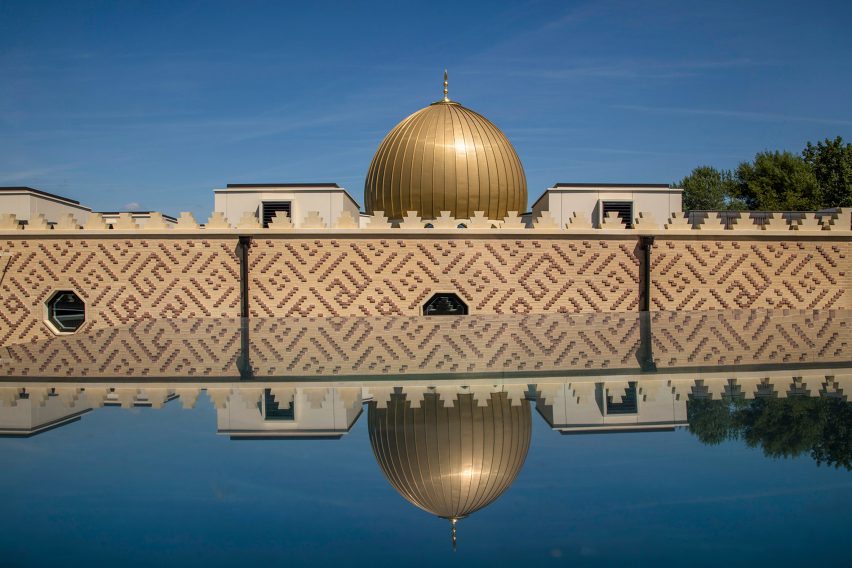 Exterior of Cambridge Central Mosque by Marks Barfield Architects