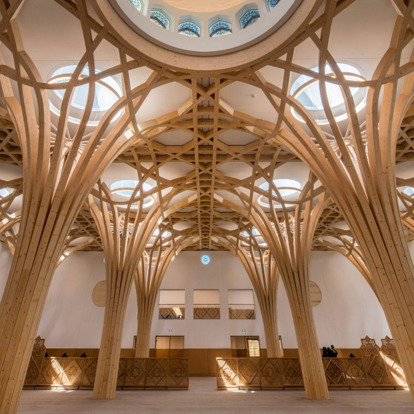 Tiang kayu seperti pohon di dalam Masjid Cambridge