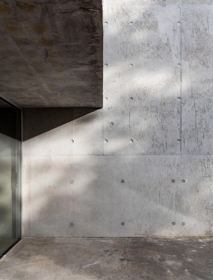 The concrete facade of Concrete House by RAW Architecture Workshop in East Sussex