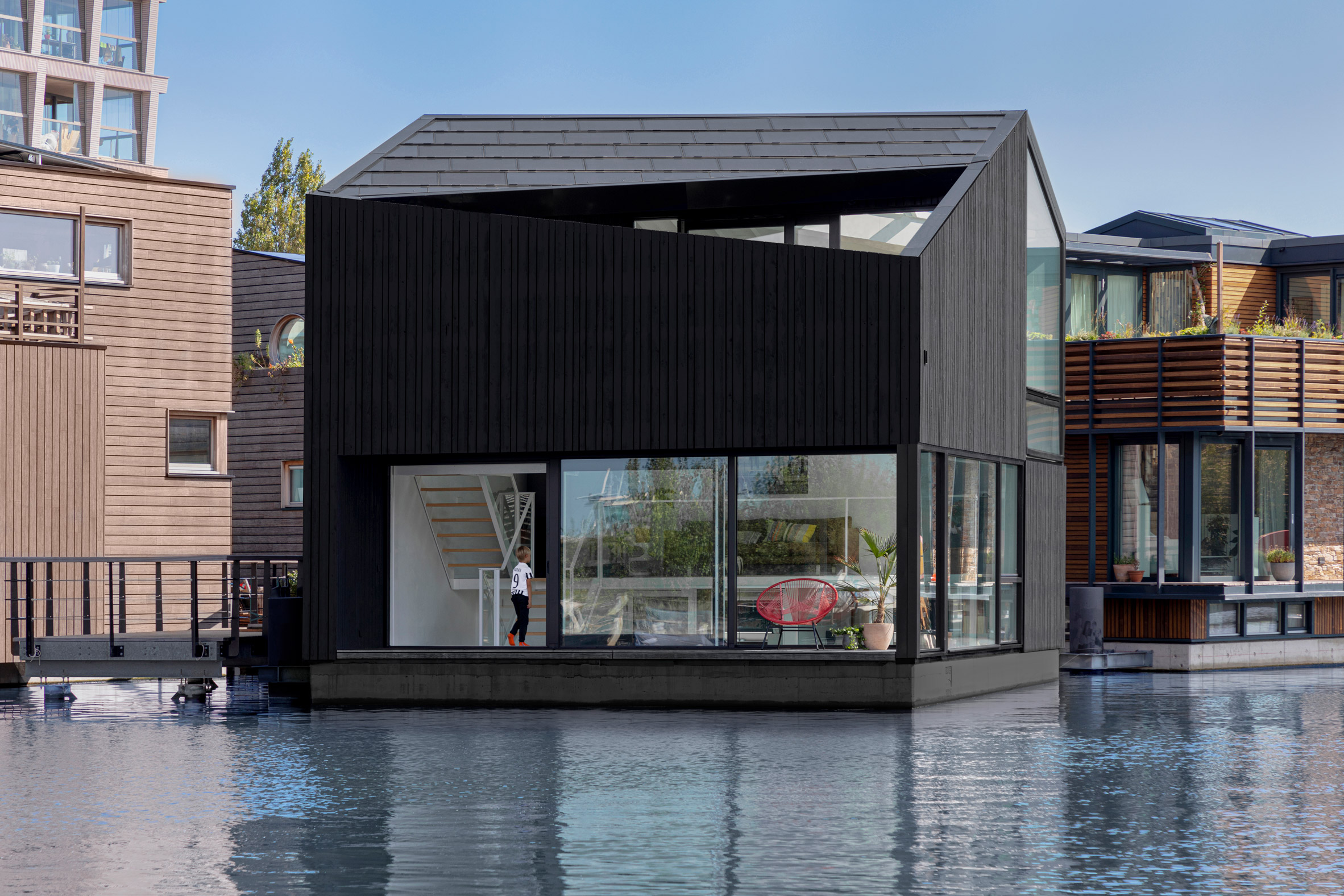 The stained-wood exterior of the floating house by i29