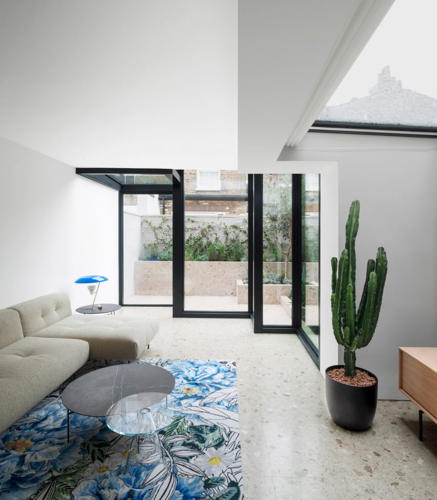 Lounge and extension of Frame House by Bureau de Change