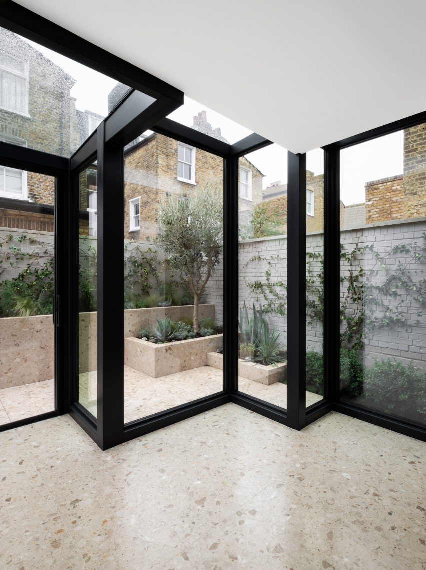 Glazed extension in Frame House by Bureau de Change