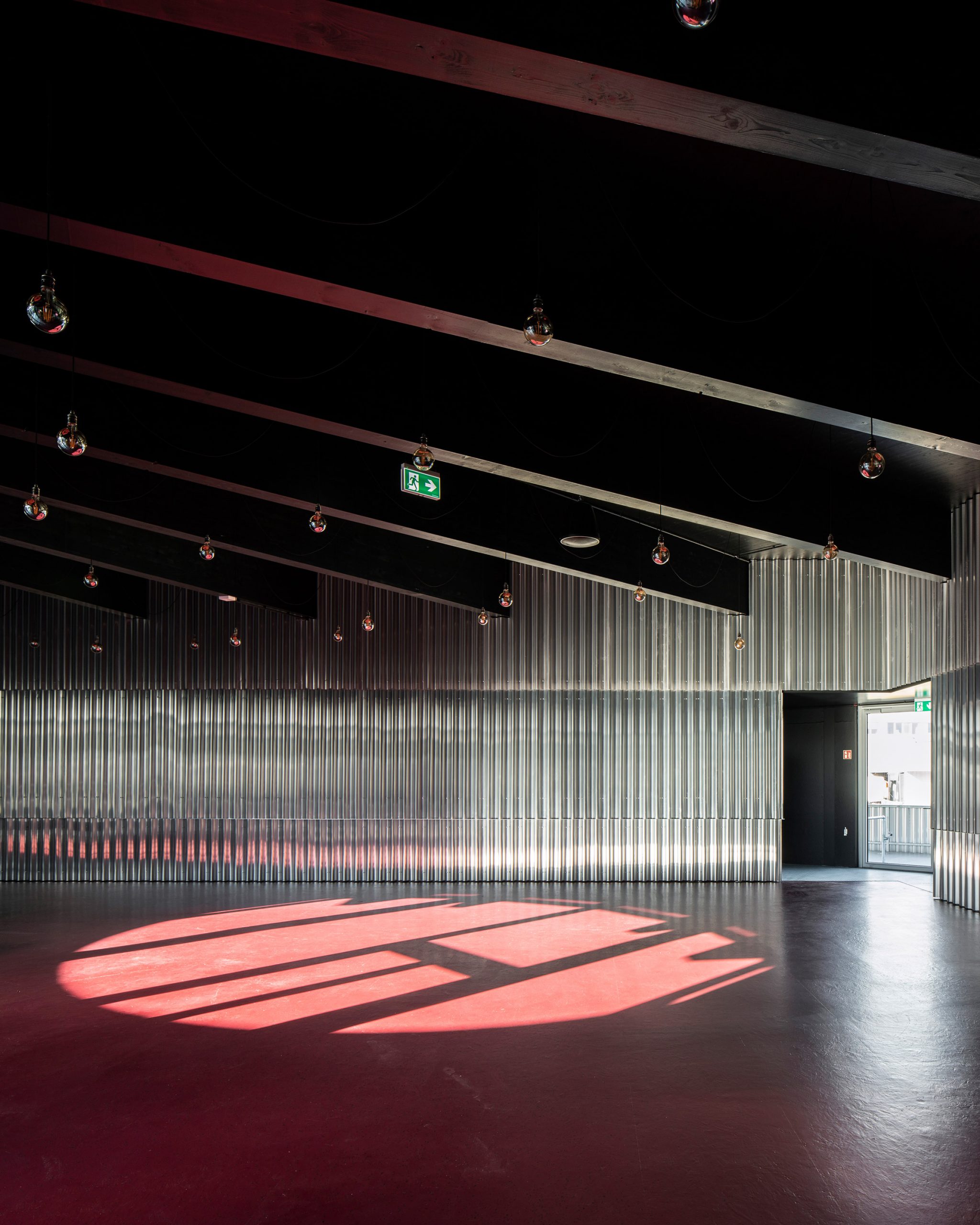 Refreshment space with cross-laminated timber roof