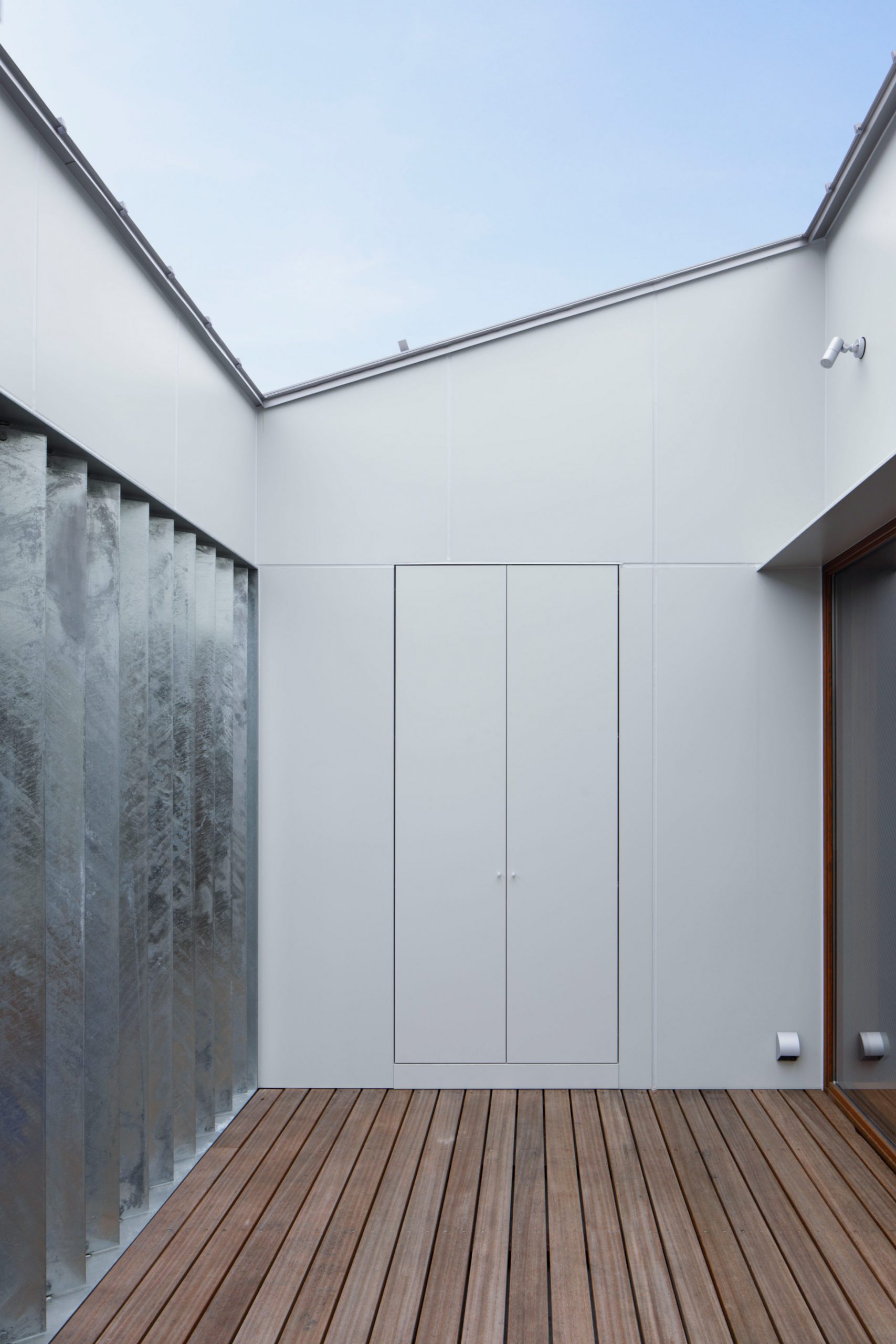 Case-Real clads House in Higashi-Gotanda in galvanised steel panels