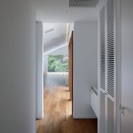 A corridor in House in Higashi-Gotanda by Case-Real