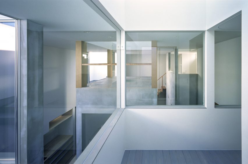 FujiwaraMuro Architects设计的带有光空的房子