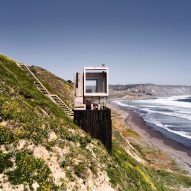 Croxatto和Opazo建筑师栖息在智利海岸山坡上的木屋上