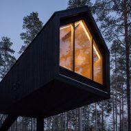 The black-painted wood exterior of the Niliaitta cabin by Studio Puisto