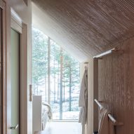 The light wood interiors of Niliaitta cabin by Studio Puisto