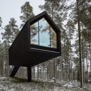 由专筑网yumi，杨帆编译Puisto工作室设计的小屋覆盖着黑色的木材