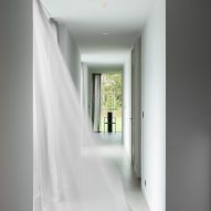A corridor in Villa Tennisvägen by Johan Sundberg Arkitektur