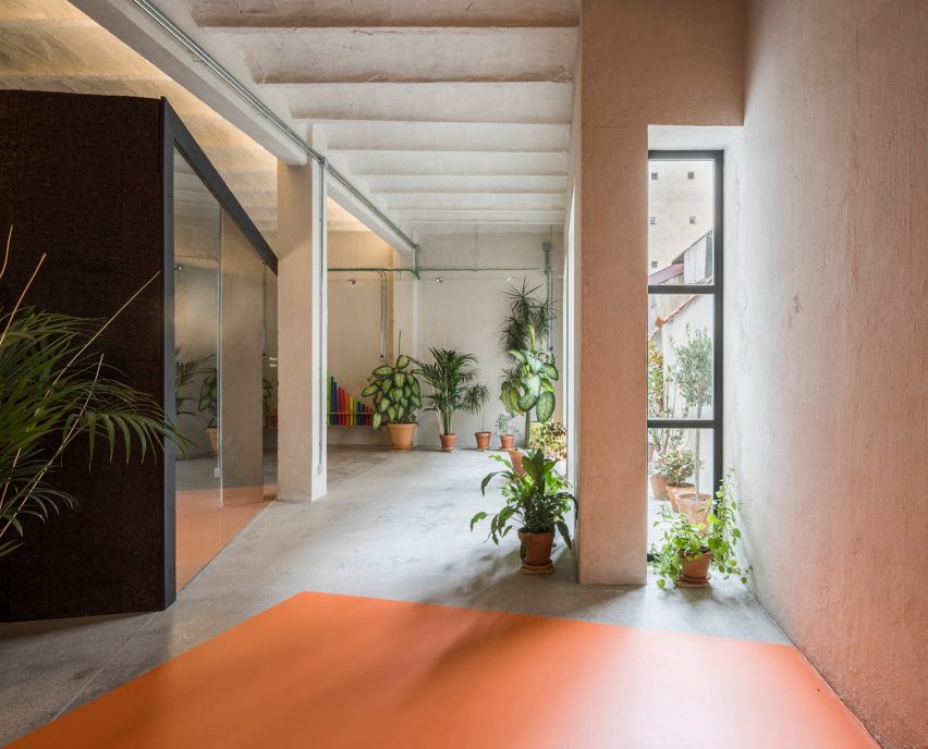 Classroom with orange vinyl flooring from the Yoglar Music School by Enrique Jerez and Blanca Leal