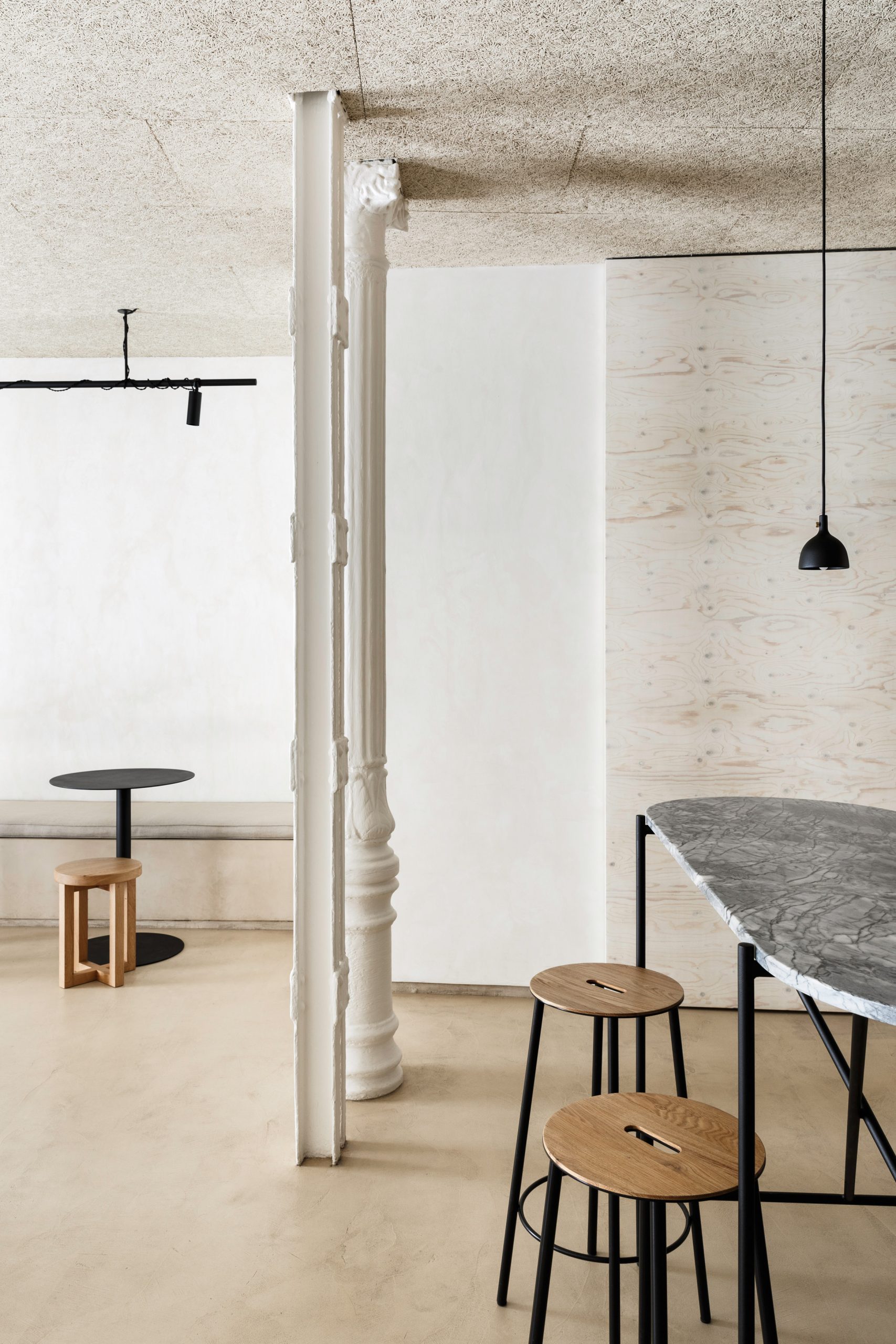 Informal dining area of Zuppa restaurant by Plantea Estudio with wood, steel and marble furniture