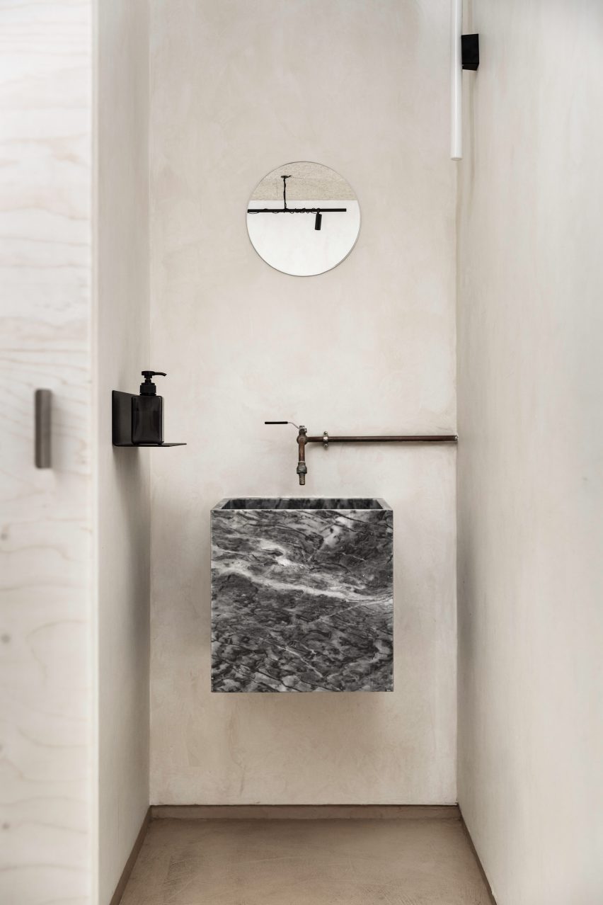 Bathroom of Zuppa restaurant by Plantea Estudio with marble floating sink