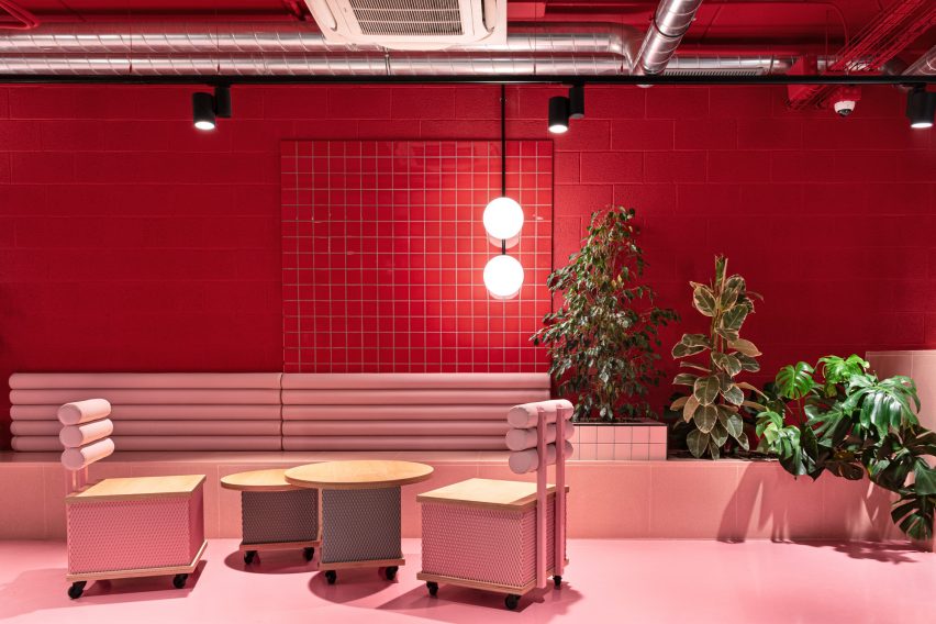 Pink walls paired with millennial pink furniture at Resa San Mamés