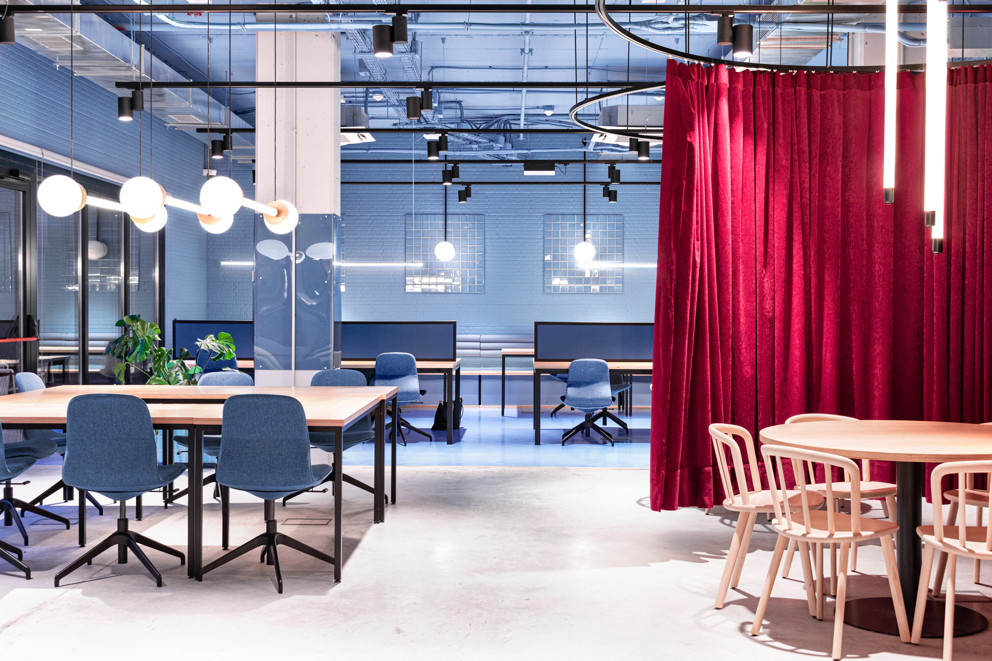 Study spaces employs blue and reds by Masquespacio