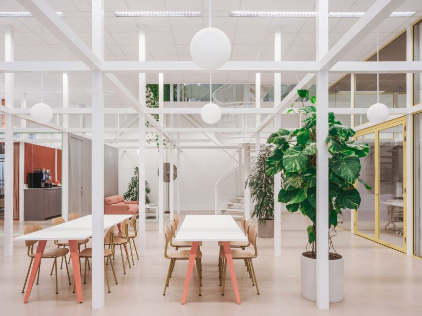 Sepuluh interior kantor hijau yang dipenuhi pepohonan dan tanaman | Harga Kusen Aluminium