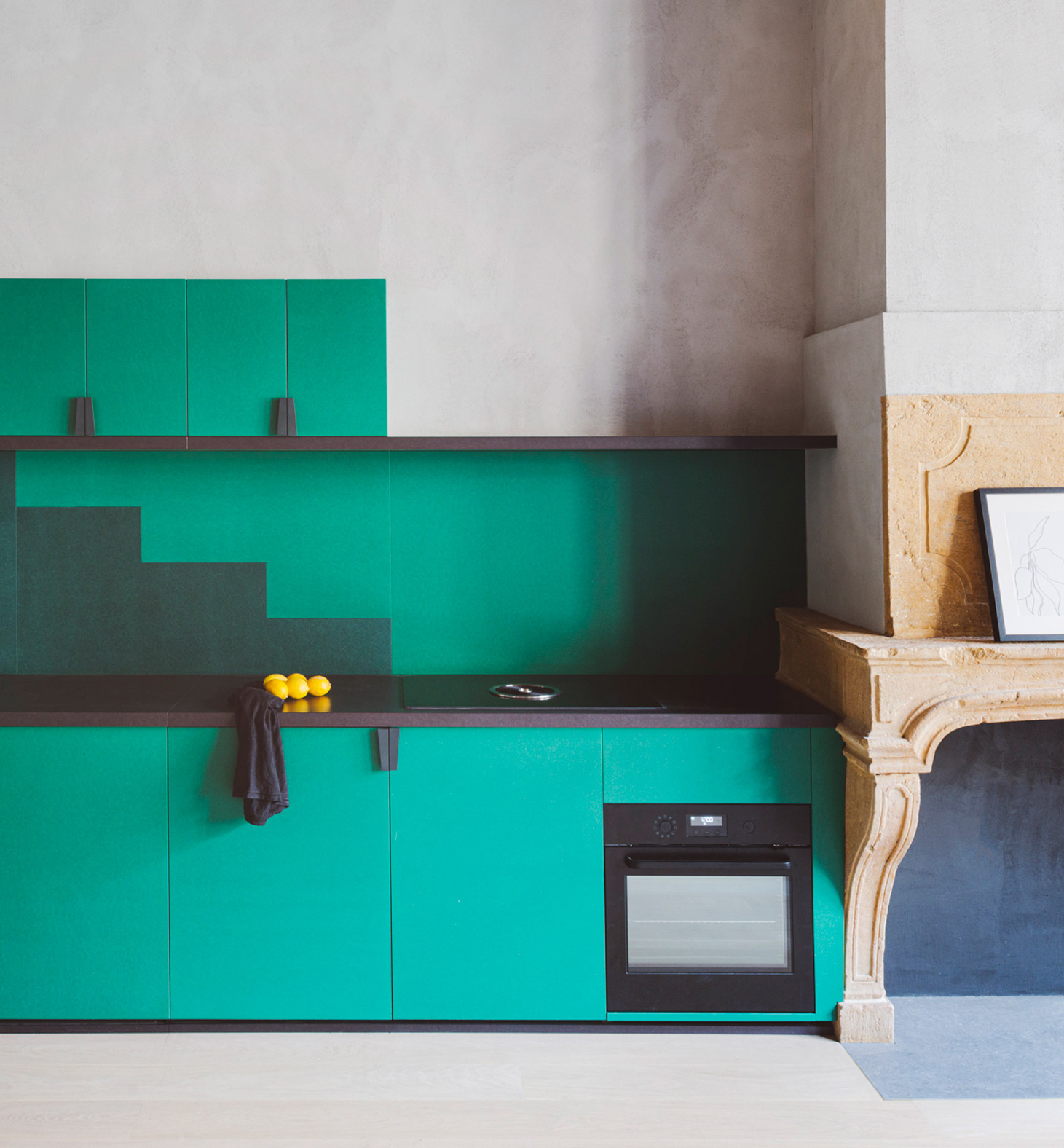 Green kitchen in Lyon apartment