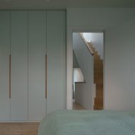 A minimalist bedroom in a house renovation in London by DeDraft