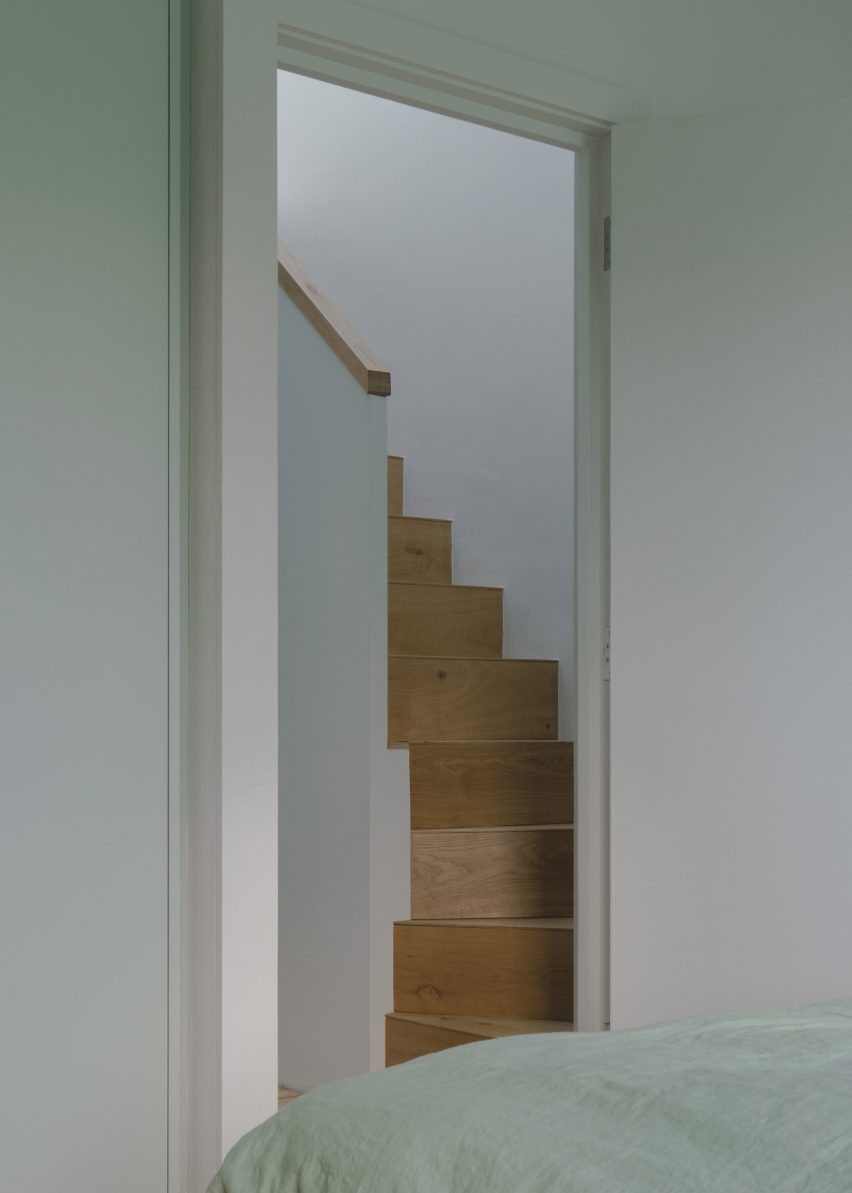 The oak staircase of a terraced London house by DeDraft