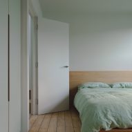 A minimalist bedroom in a house renovation in London by DeDraft