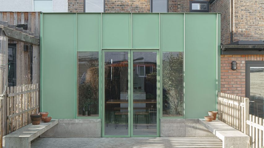 A green aluminium-clad house extension by DeDraft