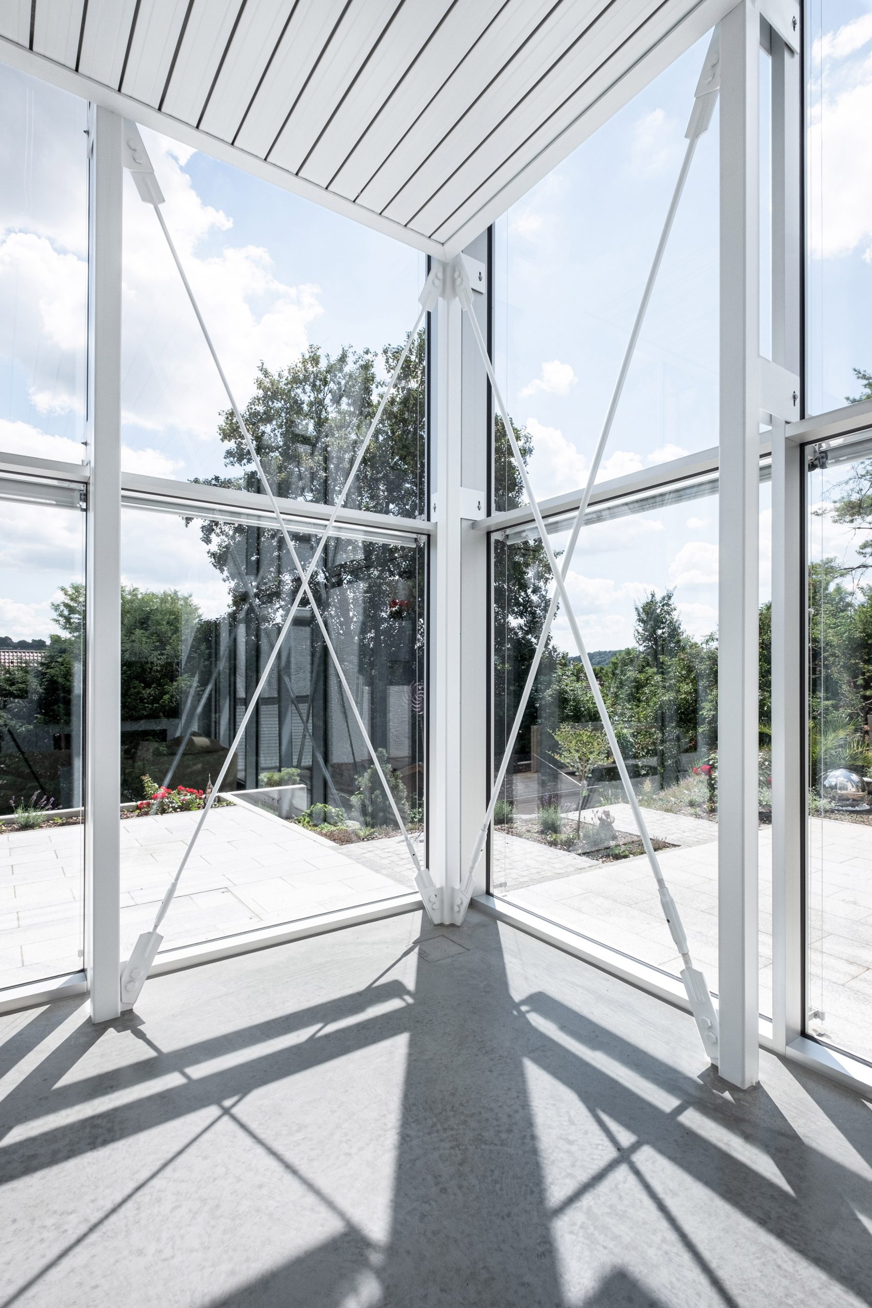 Steel frame supporting aluminium framed windows