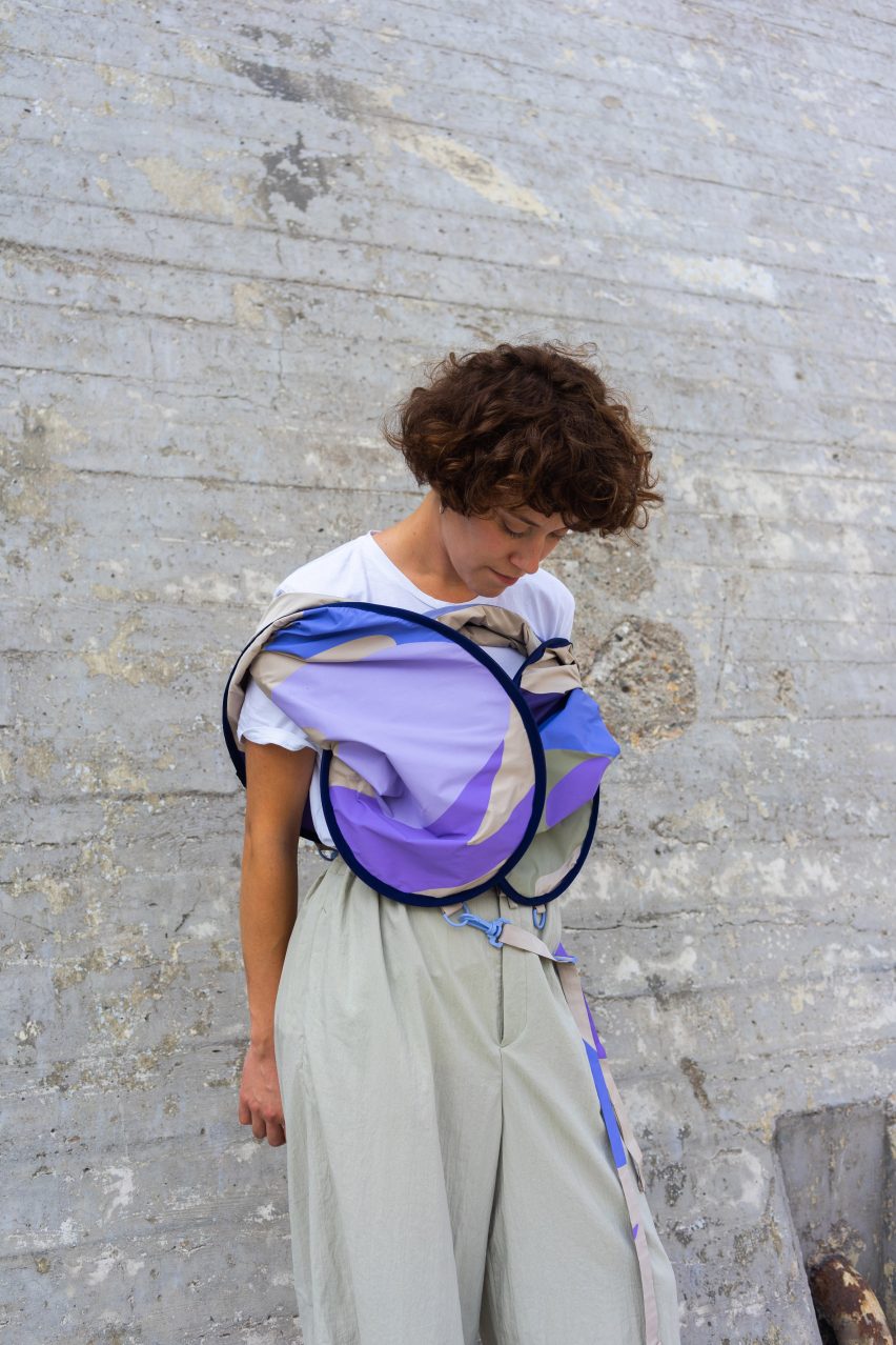 Person wearing a compressed distance keeper from the Bounding Spaces collection by Anna-Sophie Dienemann