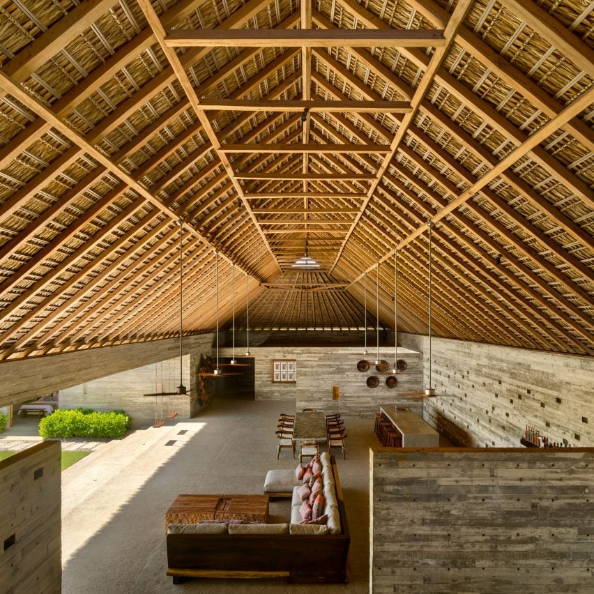 El techo de Casa Cova con techo de paja desde el interior
