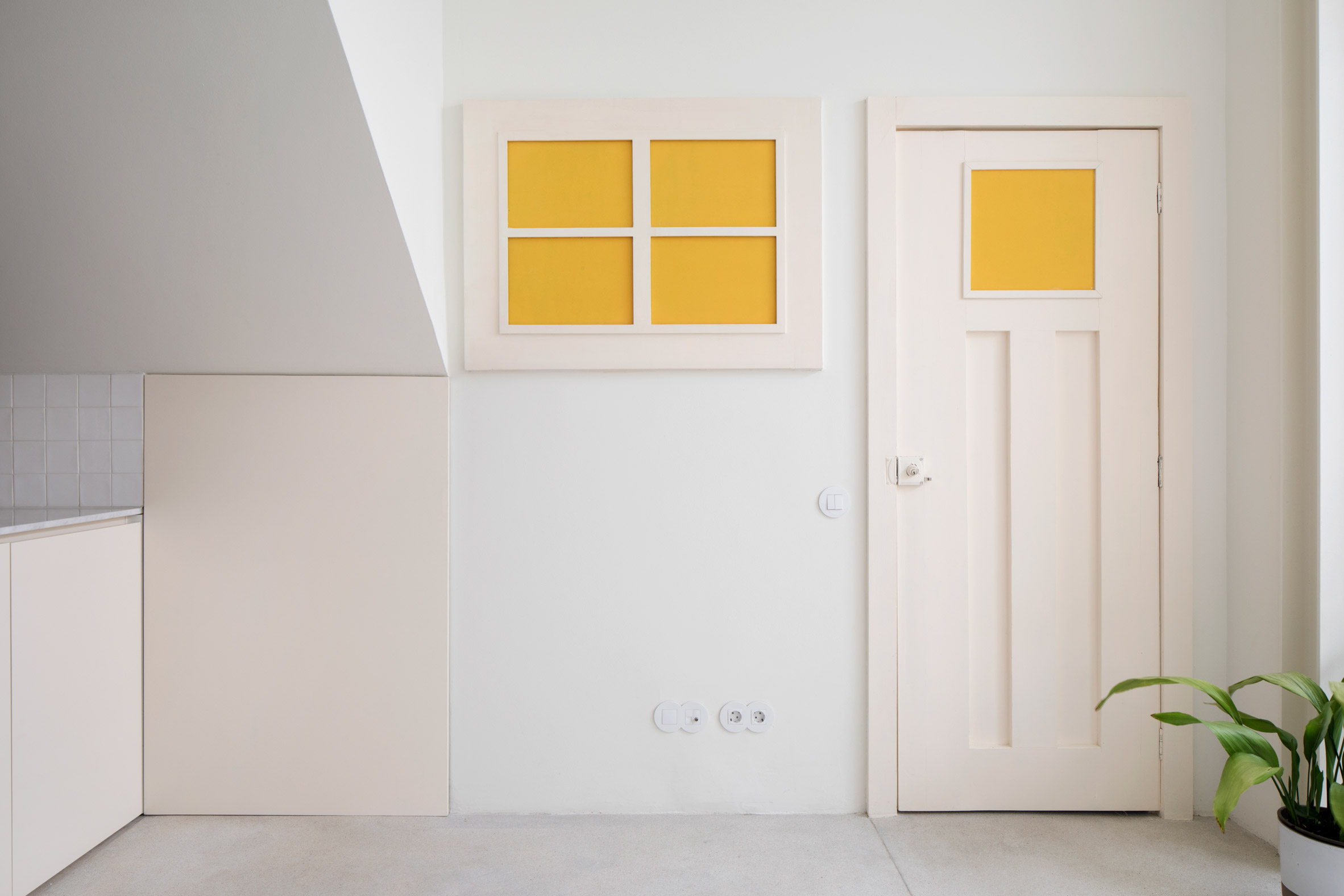 Yellow glass panes separating two apartments in Casa da Beiramar