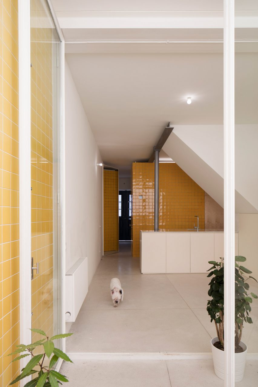 Downstairs kitchen with yellow tiles from the Casa da Beiramar by Merooficina