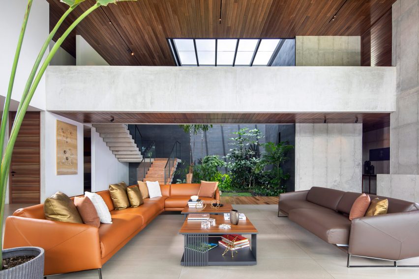 Living room and green courtyard of Casa las Vistas