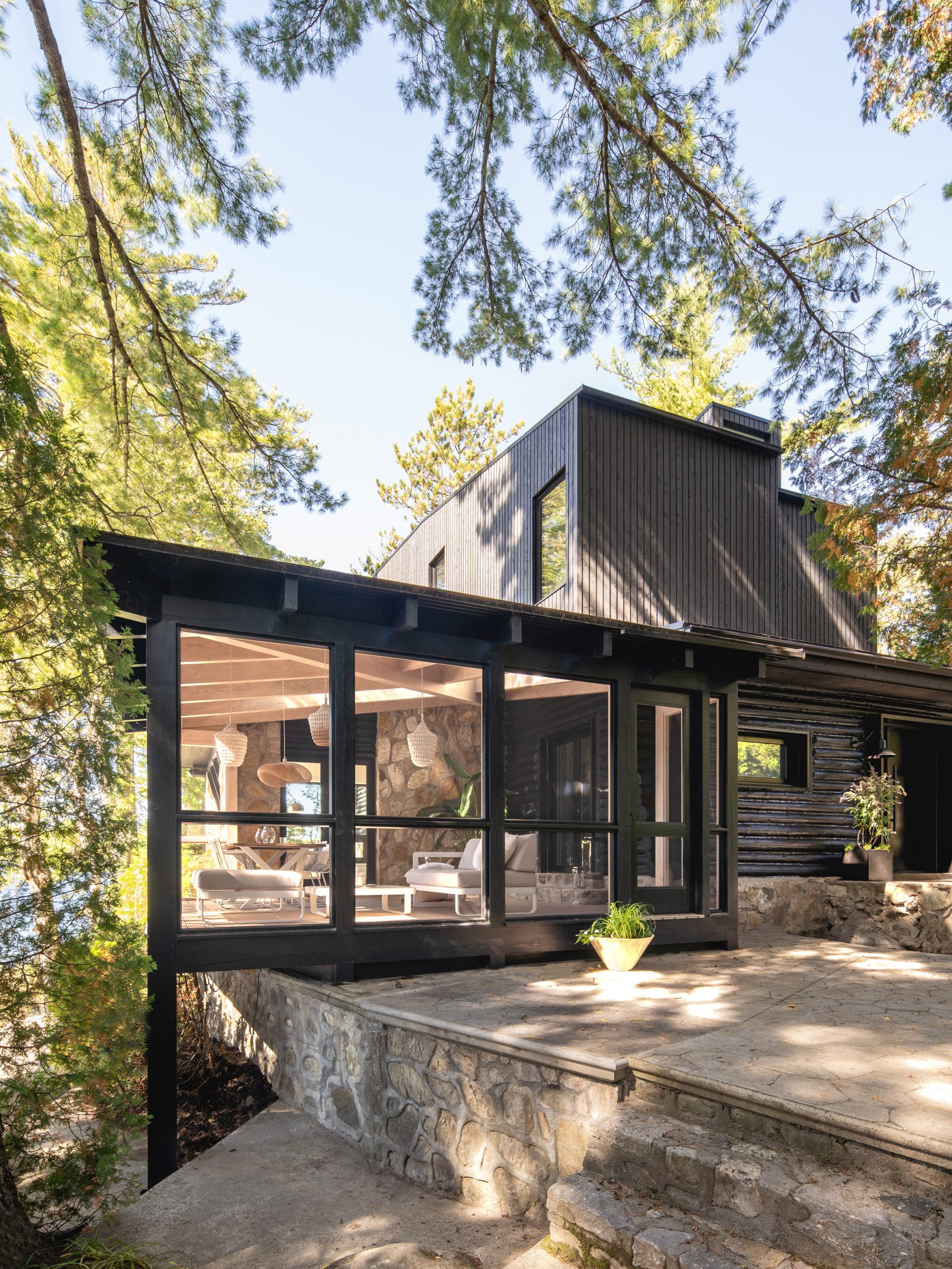 Extension to a lake house cabin in Quebec