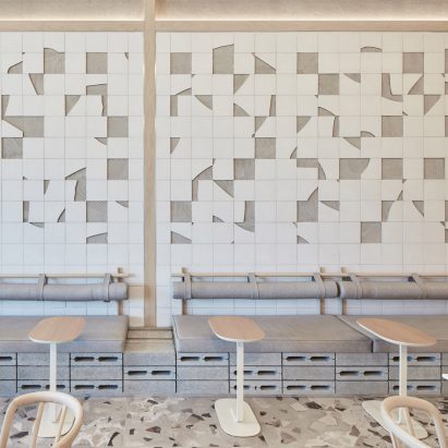 咖啡厅的白色陶瓷马赛克和灰色水磨石地板