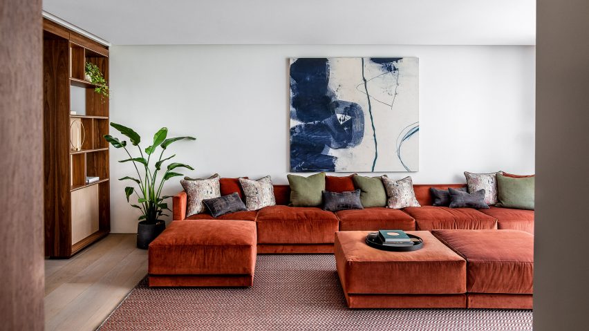 Living room and rust-coloured velvet sofa of the Knightsbridge Mews House by Echlin