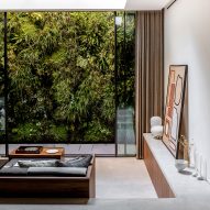 Living room and green wall at Knightsbridge Mews House by Ecklin
