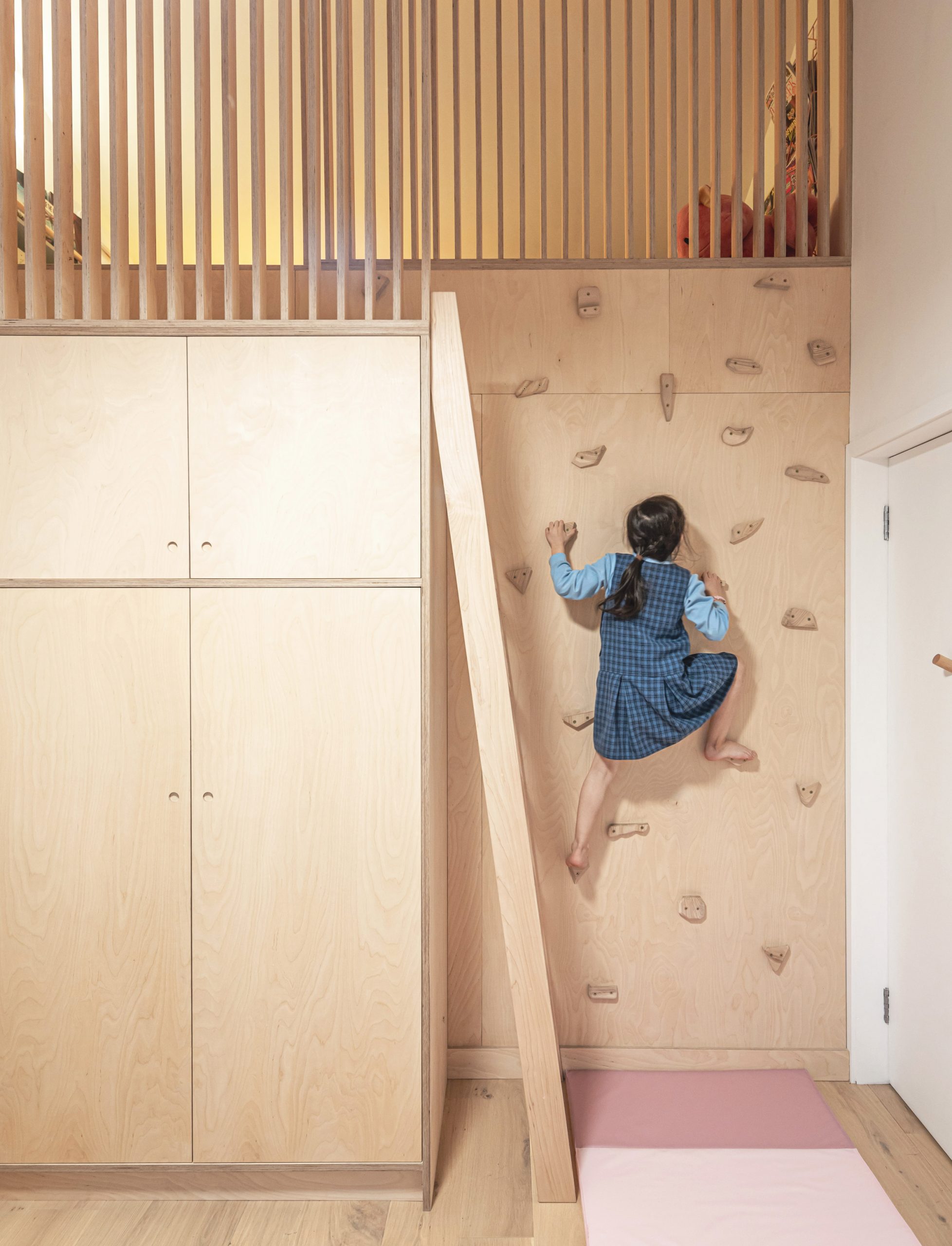 Children's bedroom in Honey and Walnut House by Intervention Architecture