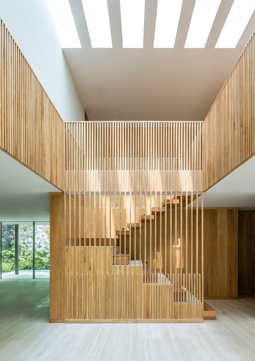 Wooden staircase in house renovation by Viga Arquitectos