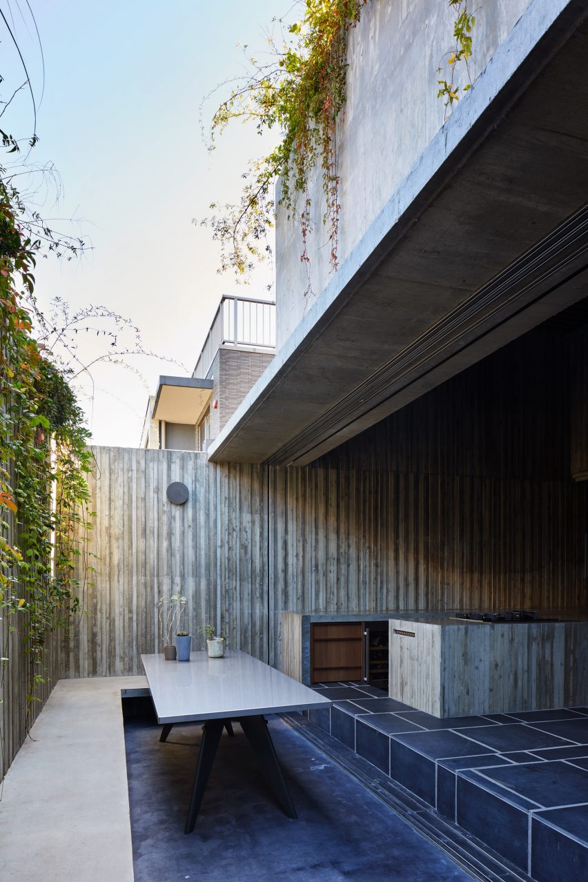 A hidden concrete-walled courtyard in Japan