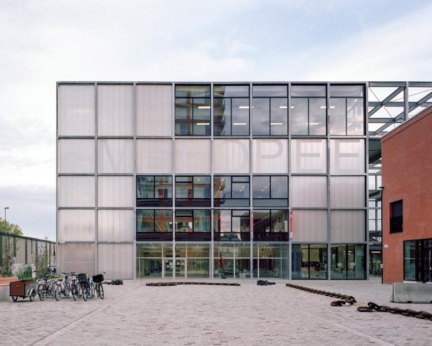 Polycarbonate walls of Melopee School in Ghent by XDGA