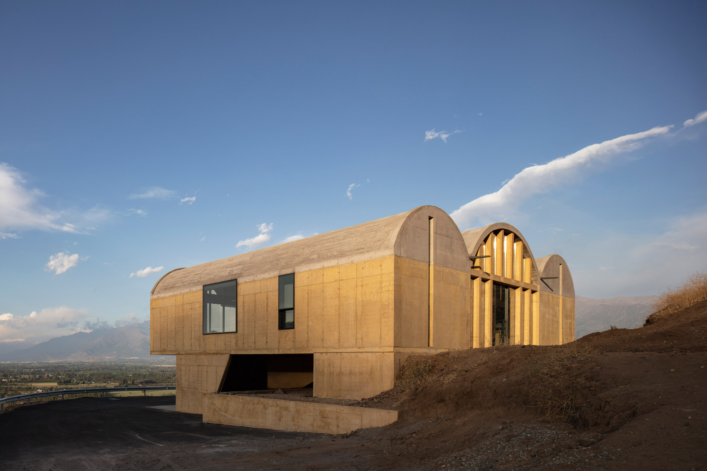 Concrete offices for a vineyard in Chile by MAPAA
