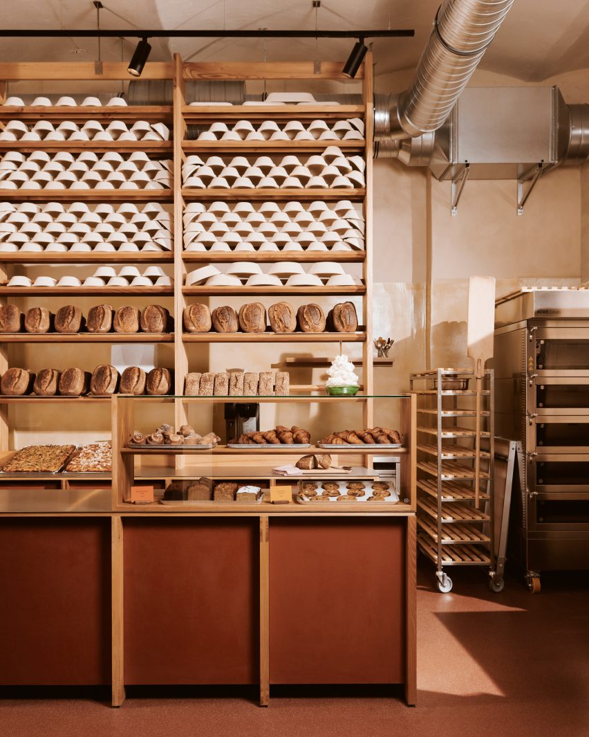 Mostrador y estante de pan de la panadería Sofi en Berlín por Mathias Mentze, Alexander Vedel Ottenstein y Dreimeta