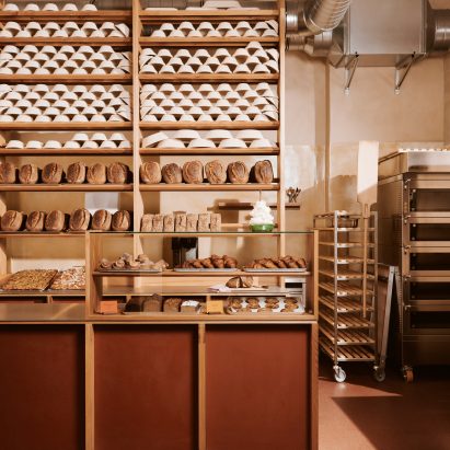 由Mathias Mentze, Alexander Vedel Ottenstein和Dreimeta设计的柏林Sofi面包店的柜台和面包架