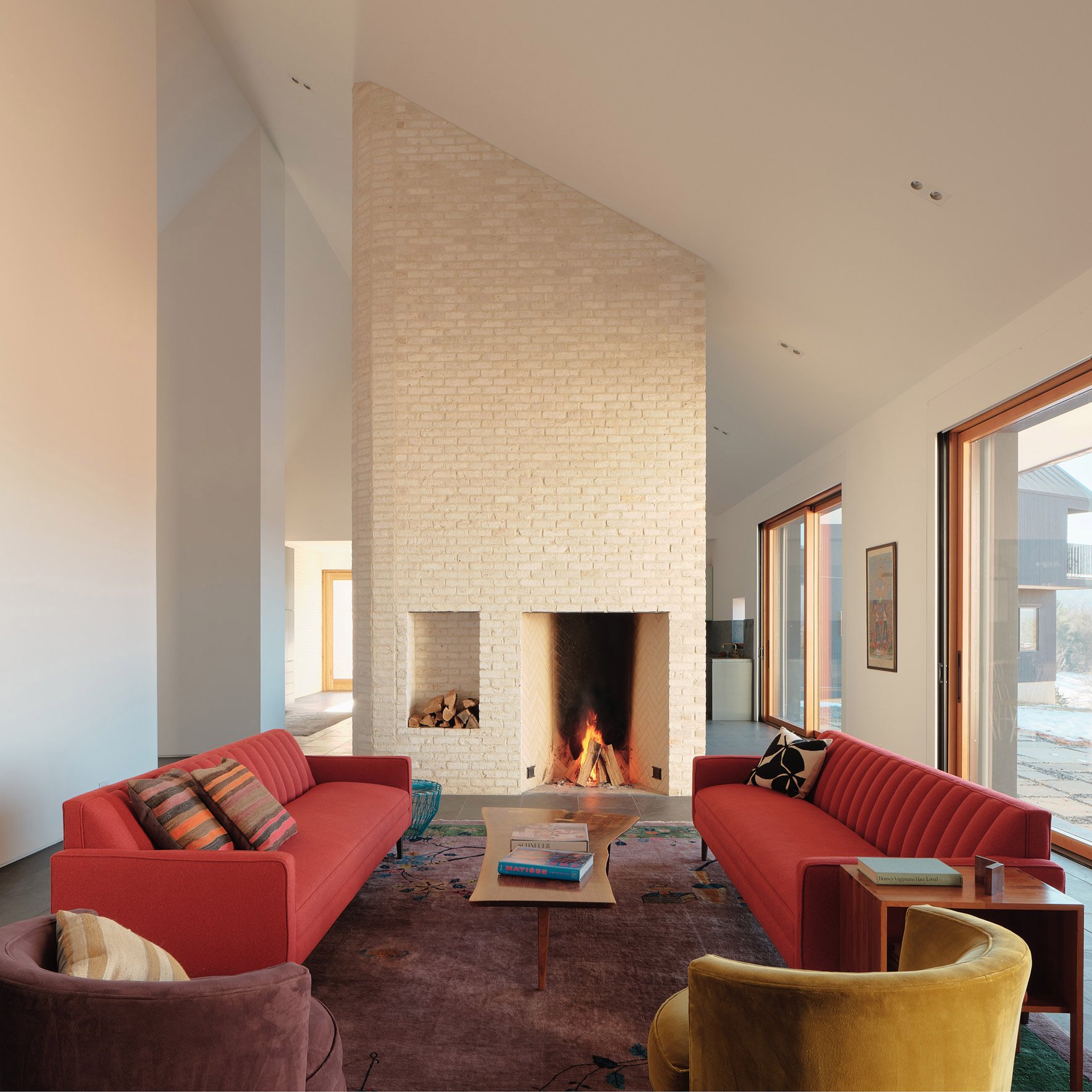 Ten welcoming living rooms where the fireplace takes centre stage